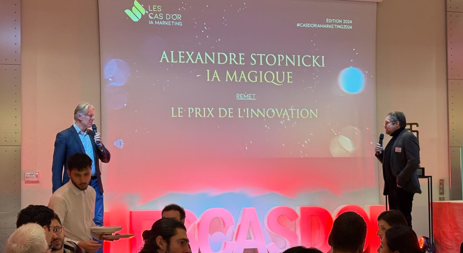 Alexandre Stopnicki remet le Prix de l'innovation aux Cas d'Or IA Marketing 2024