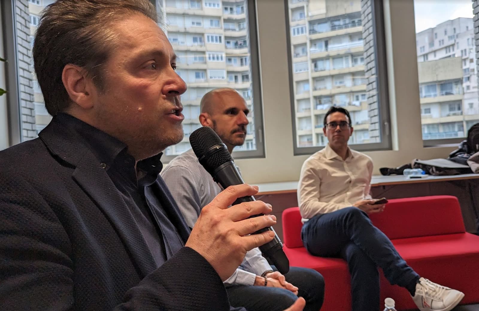 Alexandre Stopnicki micro en main pendant une table ronde