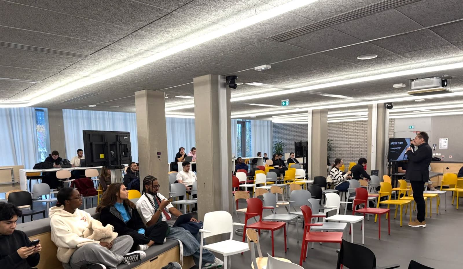 Alexandre Stopnicki anime une masterclass devant des étudiants